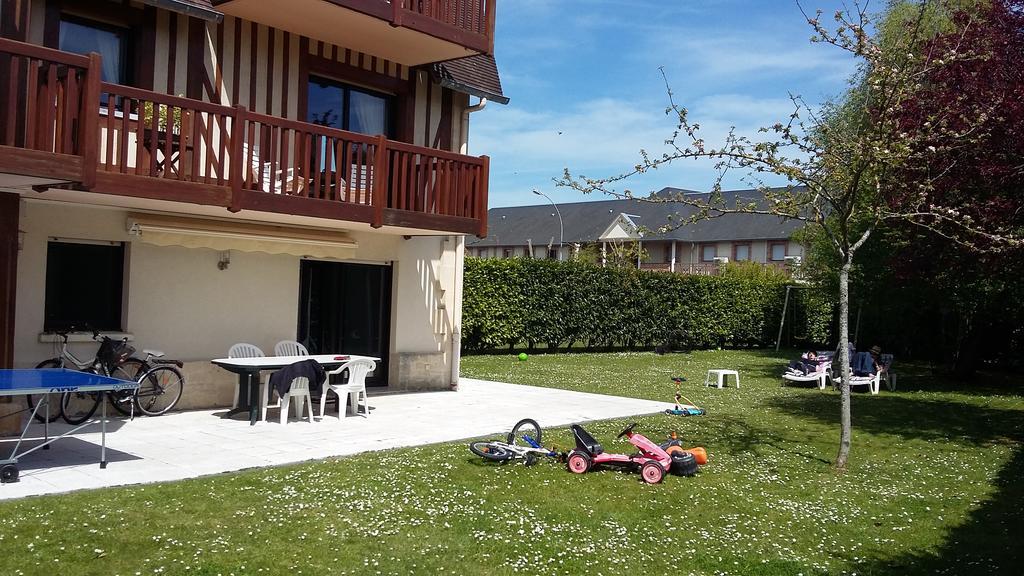 Les Manoirs Leilighet Deauville Eksteriør bilde
